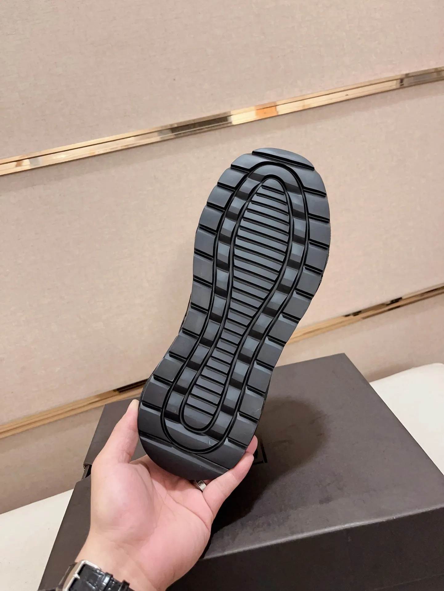 Factory Price: 380 Men's Men's Shoes💰North American Men's Shoes Ugg ☃️In the special sale of new high-quality men's shoes and snow boots in autumn and winter, the nemesis of extreme cold weather! Made of cowhide leather, merino wool lining, and original outsole, whether driving, outdoor or daily wear, there is always one that suits you! Code number 39-44